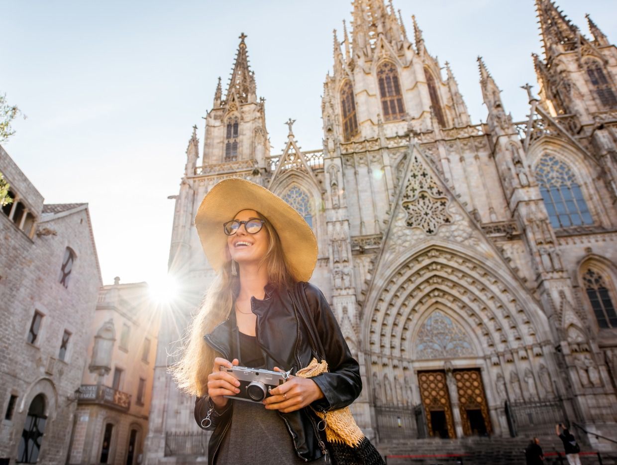 turista frente a una basílica de Barcelona